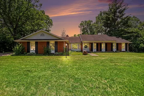 3086 Springbrook Dr, Kalamazoo, MI 49004