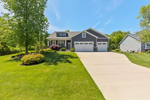 9579 Arrowcrest Dr NE, Rockford, MI 49341