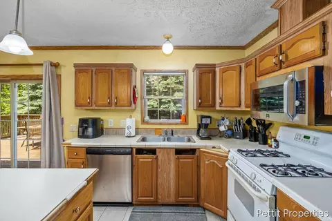 Kitchen - 2481 Bauer Rd, Jenison, MI 49428 photo 2 of 3