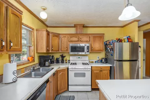 Kitchen - 2481 Bauer Rd, Jenison, MI 49428 photo 1 of 3