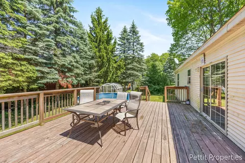 Exterior - 2481 Bauer Rd, Jenison, MI 49428 photo 3 of 10