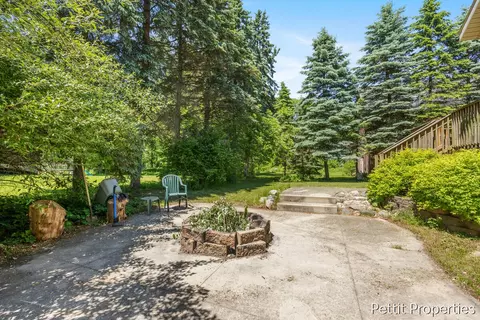 Exterior - 2481 Bauer Rd, Jenison, MI 49428 photo 9 of 10