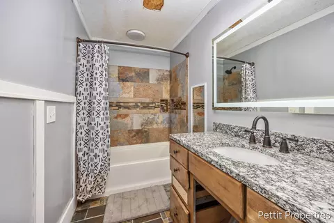Bath - 2481 Bauer Rd, Jenison, MI 49428 photo 2 of 2