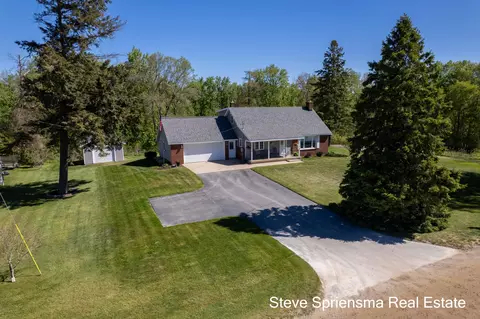 9861 Pierce St, Zeeland, MI 49464