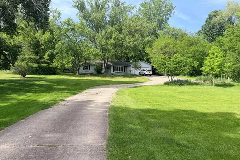 755 Grindle Dr SE, Lowell, MI 49331