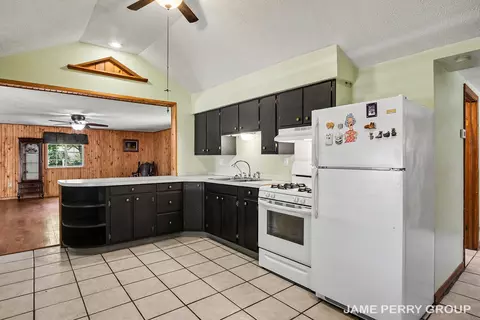 Kitchen - 940 S Woodruff Dr S, Stanton, MI 48888 photo 2 of 2