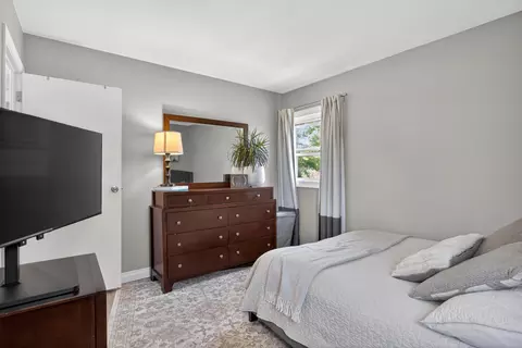Bedroom - 5650 Poplar Dr, Jackson, MI 49201 photo 6 of 6