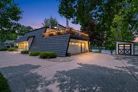 24714 Butternut Dr, Sturgis, MI 49091