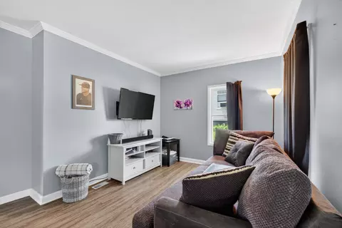 Living - 439 Madison St, Jackson, MI 49202 photo 2 of 2