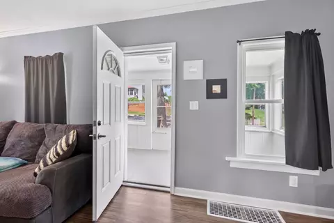 Entry Way - 439 Madison St, Jackson, MI 49202 photo 1 of 8