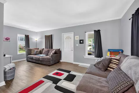 Living - 439 Madison St, Jackson, MI 49202 photo 1 of 2