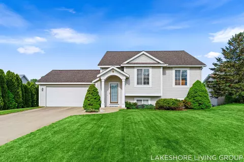 3769 Pine Meadow Dr, Holland, MI 49424