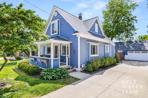725 Gladstone Dr SE, Grand Rapids, MI 49506