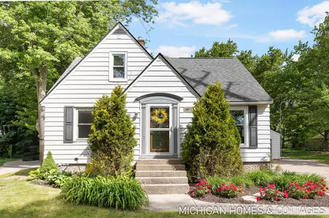 10671 Chicago Dr, Zeeland, MI 49464