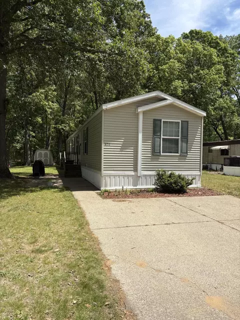 490 S Sunshine Ln, Muskegon, MI 49442