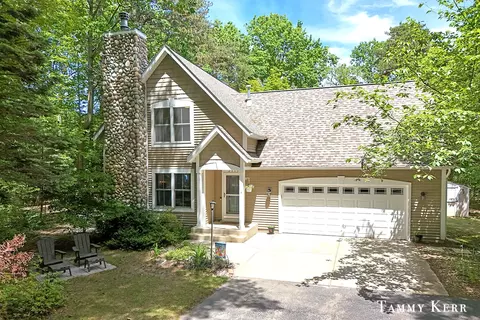 2339 Forest Trail Cir, Fennville, MI 49408