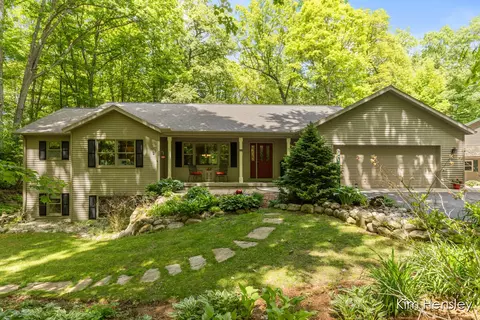 8160 Oakview Ridge Dr NE, Rockford, MI 49341