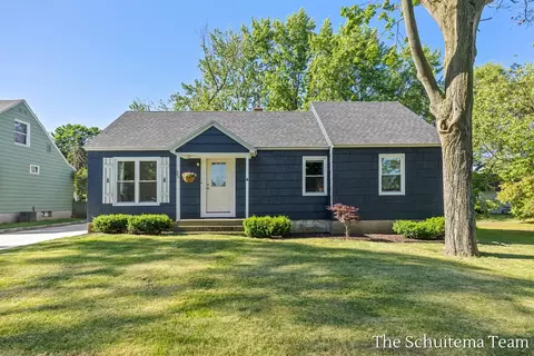 640 E 11th St, Holland, MI 49423