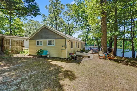 8905 E Acorn St, Holton, MI 49425