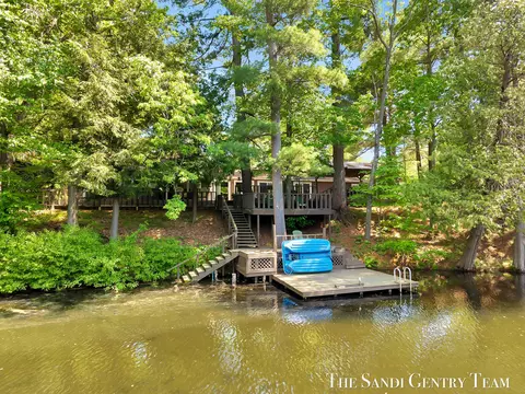 602 Fruitvale Rd, Montague, MI 49437