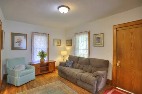 Living - 307 Douglas St, Jackson, MI 49203 photo 2 of 4