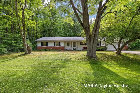 17690 Jordan Ln, Spring Lake, MI 49456