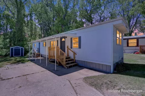 10604 Peachtree St, Plainwell, MI 49080