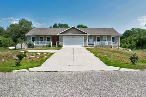 879 Flat River Ct SE, Lowell, MI 49331