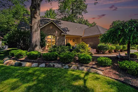 14017 Towering Oaks Dr, Utica, MI 48315