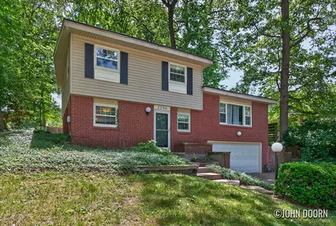 2246 Holliday Dr SW, Wyoming, MI 49519