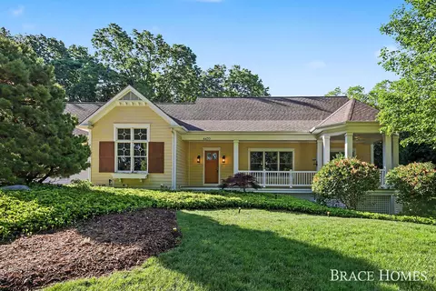 4470 Oak Arbor Dr NE, Grand Rapids, MI 49525