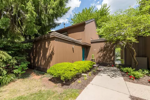10 Westbury Ct, Ann Arbor, MI 48105