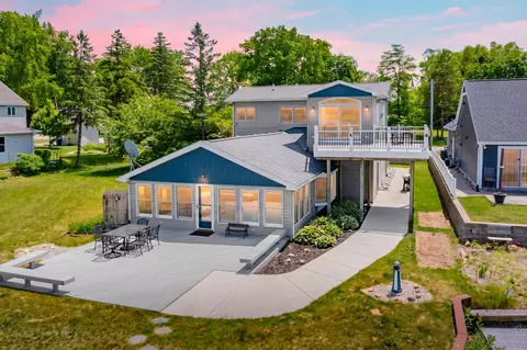 7118 Shoreline Dr, Delton, MI 49046