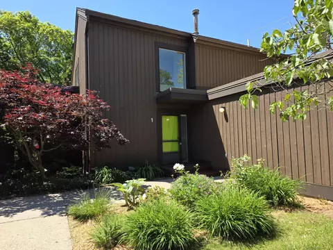 1 Westbury Ct, Ann Arbor, MI 48105