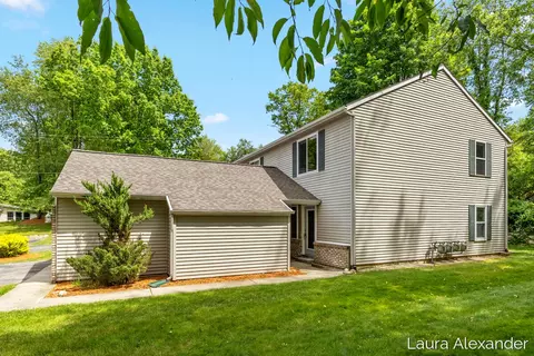 8507 Courtland Dr NE #4, Rockford, MI 49341