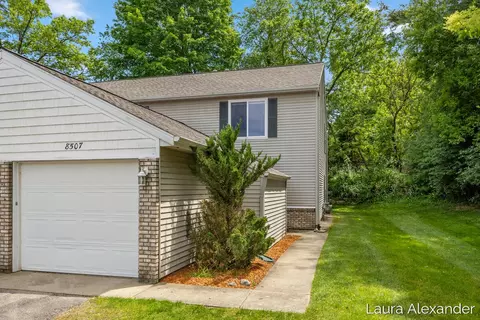 8507 Courtland Dr NE #4, Rockford, MI 49341