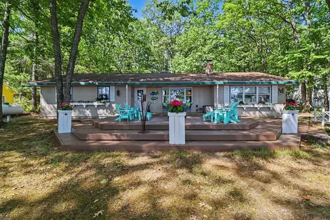 7399 S Lakeshore Dr, Pentwater, MI 49449