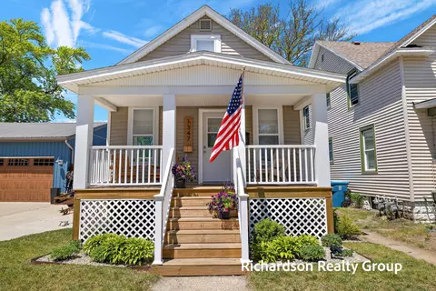 1347 Columbus Ave, Grand Haven, MI 49417