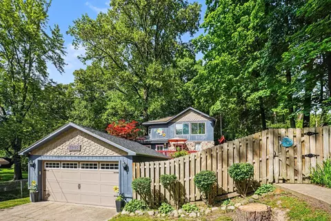 11230 Lakeshore Dr, Three Rivers, MI 49093