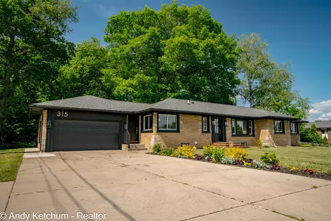 315 W 40th St, Holland, MI 49423