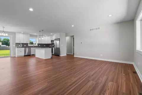 Living - 15 Michael Dr, Coldwater, MI 49036 photo 2 of 4