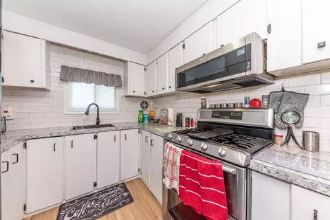 Kitchen - 9437 Cady Rd, Jackson, MI 49201 photo 2 of 4