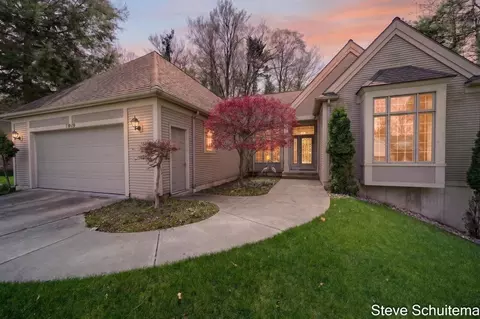 1949 Forest Glen Dr, Muskegon, MI 49441