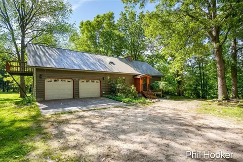 996 Prairie Creek Rd, Ionia, MI 48846
