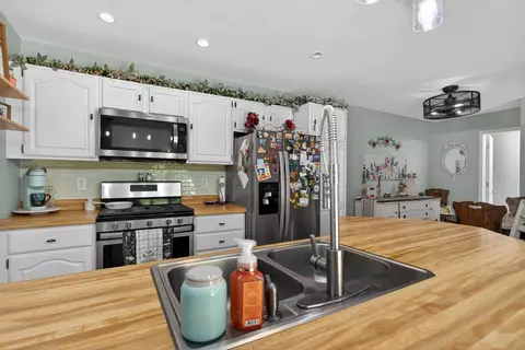 Kitchen - 7047 Mckay Rd, Jackson, MI 49201 photo 5 of 6
