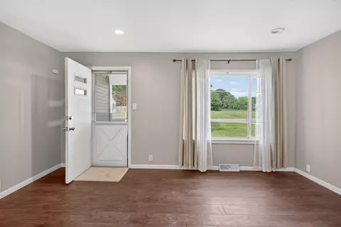 Living - 539 Jacqueline St, Jackson, MI 49202 photo 1 of 8