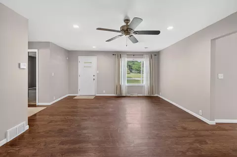 Living - 539 Jacqueline St, Jackson, MI 49202 photo 4 of 8