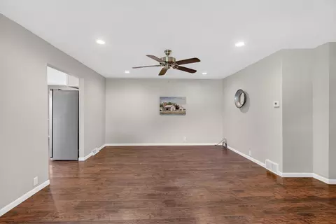 Living - 539 Jacqueline St, Jackson, MI 49202 photo 3 of 8