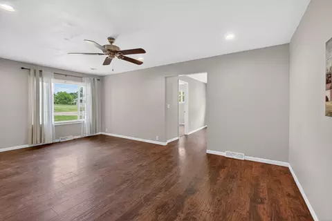 Living - 539 Jacqueline St, Jackson, MI 49202 photo 5 of 8