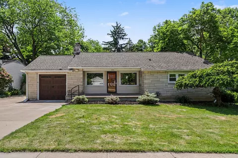 521 N Drive Dr W, Marshall, MI 49068